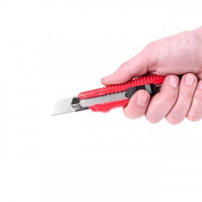 Будкрам купить Нож прорезной усиленный с отломным лезвием 18 мм INTERTOOL HT-0501 Нож прорезной усиленный с отломным лезвием 18 мм INTERTOOL HT-0501 2