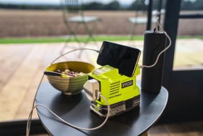 Будкрам купить Инвертор напряжения аккумуляторный Ryobi ONE+ RY18BI150A-0, 220 Вольт, 150Вт/300Вт пиковая, (без АКБ и ЗУ) Инвертор напряжения аккумуляторный Ryobi ONE+ RY18BI150A-0, 220 Вольт, 150Вт/300Вт пиковая, (без АКБ и ЗУ) 5