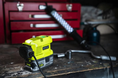 Будкрам купить Инвертор напряжения аккумуляторный Ryobi ONE+ RY18BI150A-0, 220 Вольт, 150Вт/300Вт пиковая, (без АКБ и ЗУ) Инвертор напряжения аккумуляторный Ryobi ONE+ RY18BI150A-0, 220 Вольт, 150Вт/300Вт пиковая, (без АКБ и ЗУ) 3