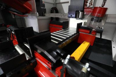 Будкрам купить Автоматическая ленточная пила по металлу с ЧПУ Karmetal ULTRA 300x300 Автоматическая ленточная пила по металлу с ЧПУ Karmetal ULTRA 300x300 4