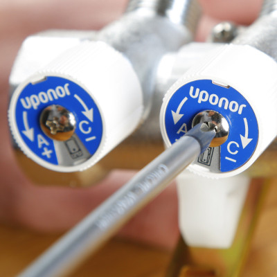 Будкрам купить Коллектор Uponor Uni-C с кранами SH 1"MT/FT 2x1/2"MT c/c 38 мм Uponor Коллектор Uponor Uni-C с кранами SH 1"MT/FT 2x1/2"MT c/c 38 мм Uponor 3