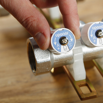 Будкрам купить Коллектор Uponor Uni-C с кранами SH 1"MT/FT 2x1/2"MT c/c 38 мм Uponor Коллектор Uponor Uni-C с кранами SH 1"MT/FT 2x1/2"MT c/c 38 мм Uponor 4