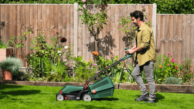 Будкрам купить Газонокосилка сетевая Bosch UniversalRotak 37-555 1400Вт 37см 40л 27-50мм 15.5кг Газонокосилка сетевая Bosch UniversalRotak 37-555 1400Вт 37см 40л 27-50мм 15.5кг 4